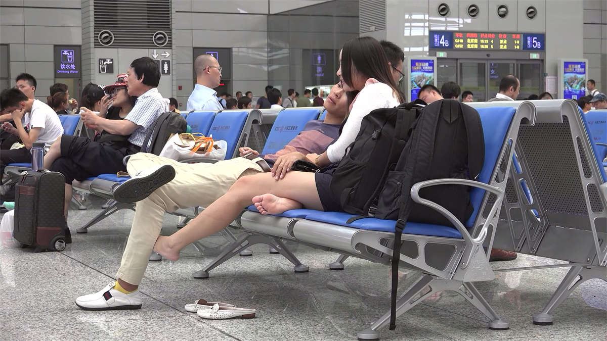 长发少妇坐姿不安分，不但一只脚底让人看了个通透