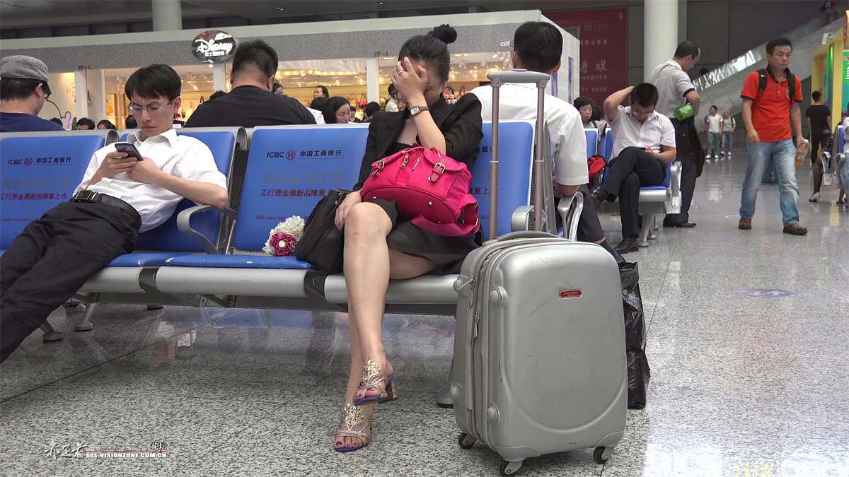 高跟艳足妹子，任性地在我眼皮底下睡着了