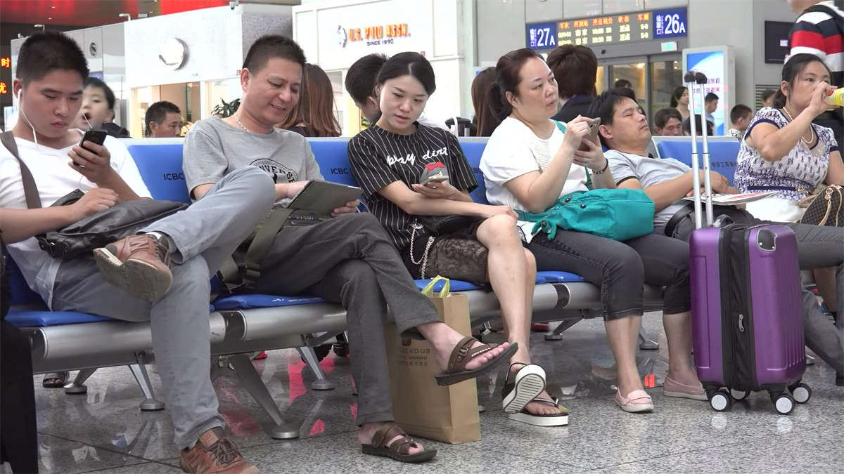 少妇绿趾艳足，脚型不错，但左脚脚面口味略重，有不少的抖腿动作