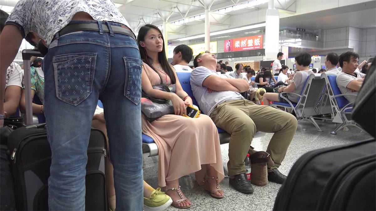 漂亮女孩就算坐姿再低调，在一群普通旅客中还是太醒目了