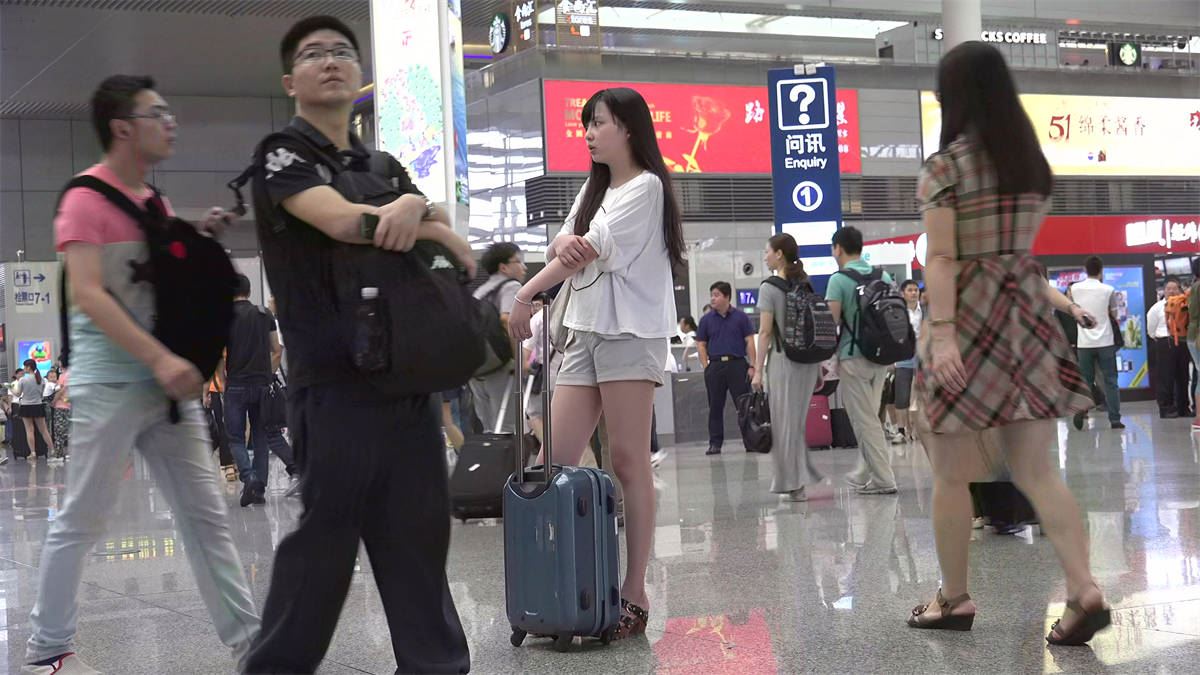 姑娘腿长，就喜欢一直任性地站着