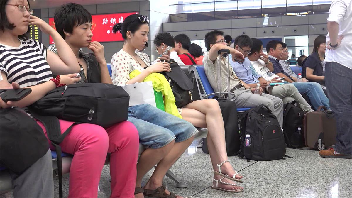 总有不安分的妹子喜欢把脚底偷偷露出来