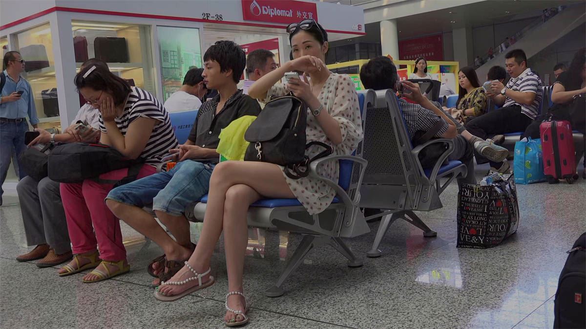 总有不安分的妹子喜欢把脚底偷偷露出来