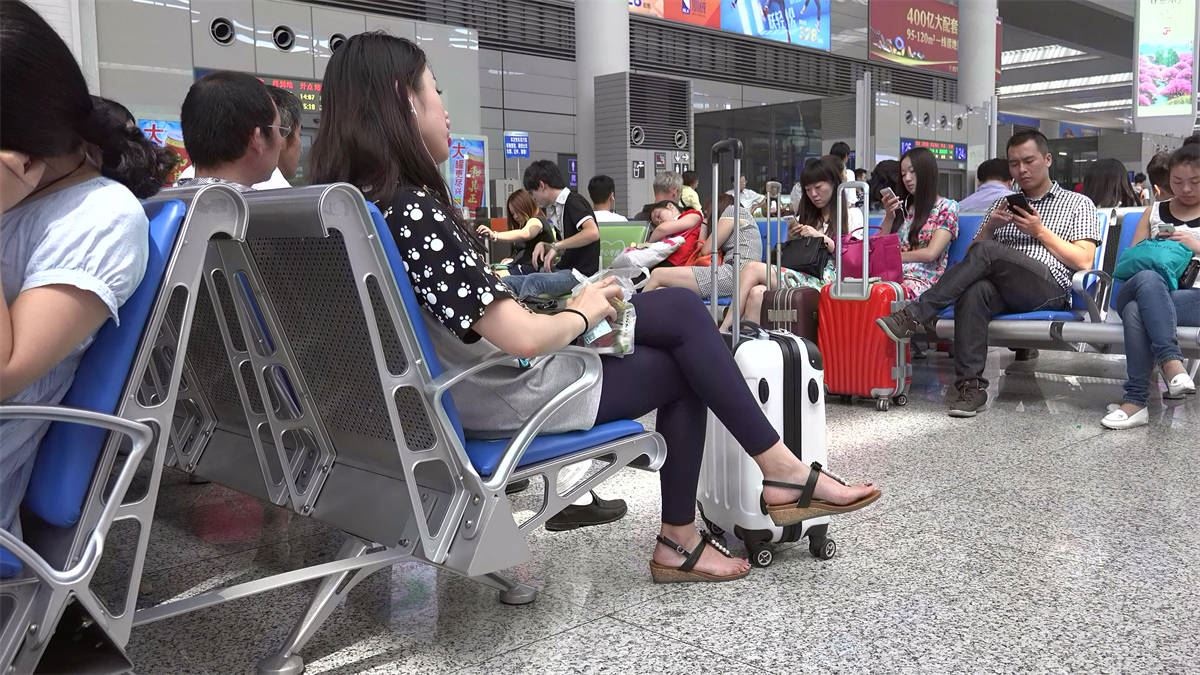 又是开学秀，你懂的，各路美女会齐聚此地