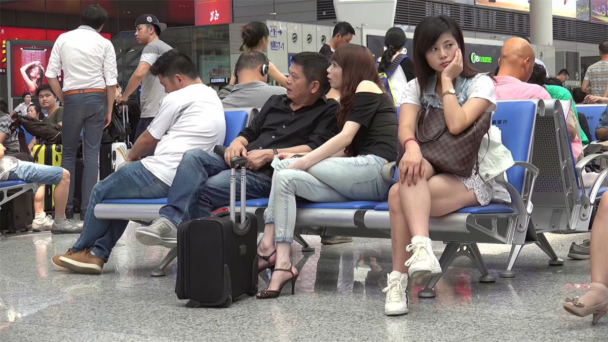 旁边的小伙子愣是吃饱了