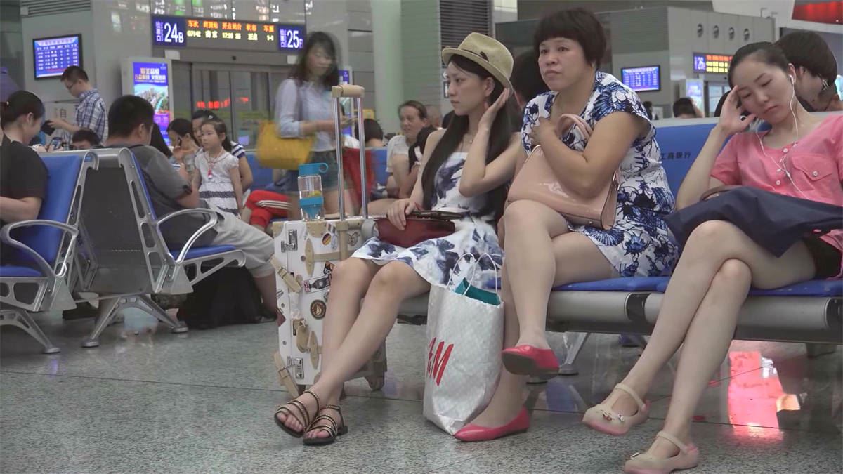 候车美少女的微抖脚