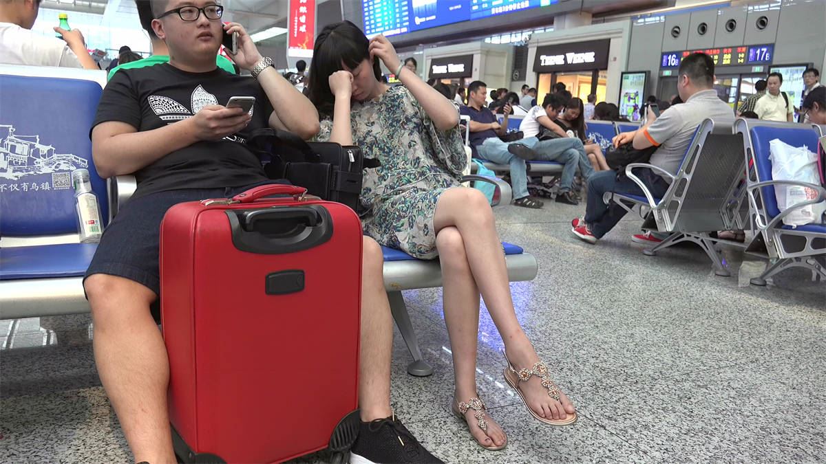 街拍候车室美女