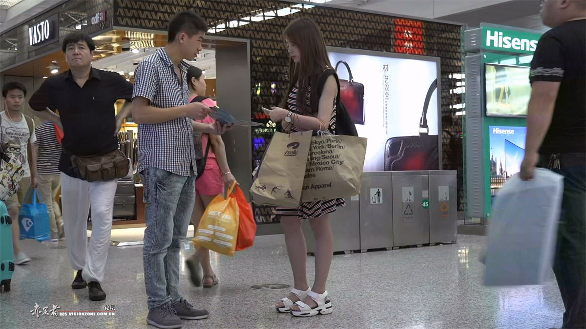清纯妹子楚楚动人，玉足微露岂能不看