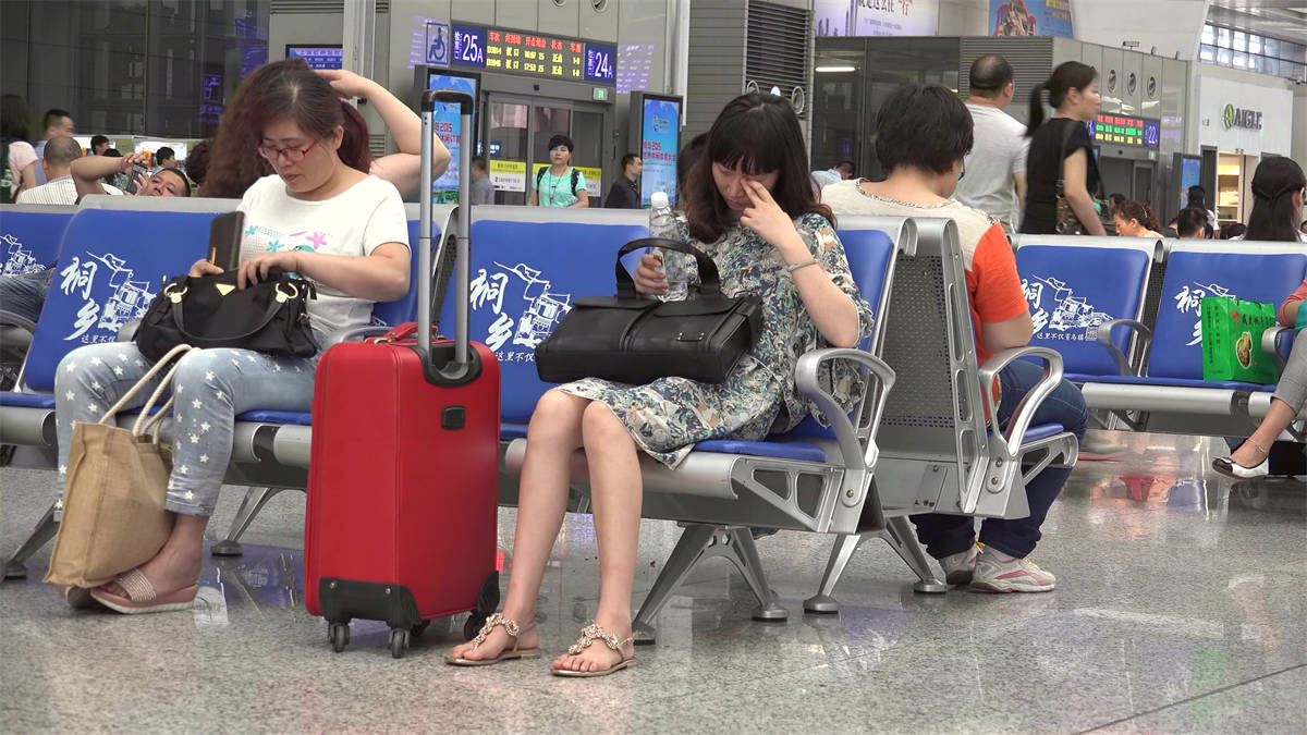 街拍候车室美女