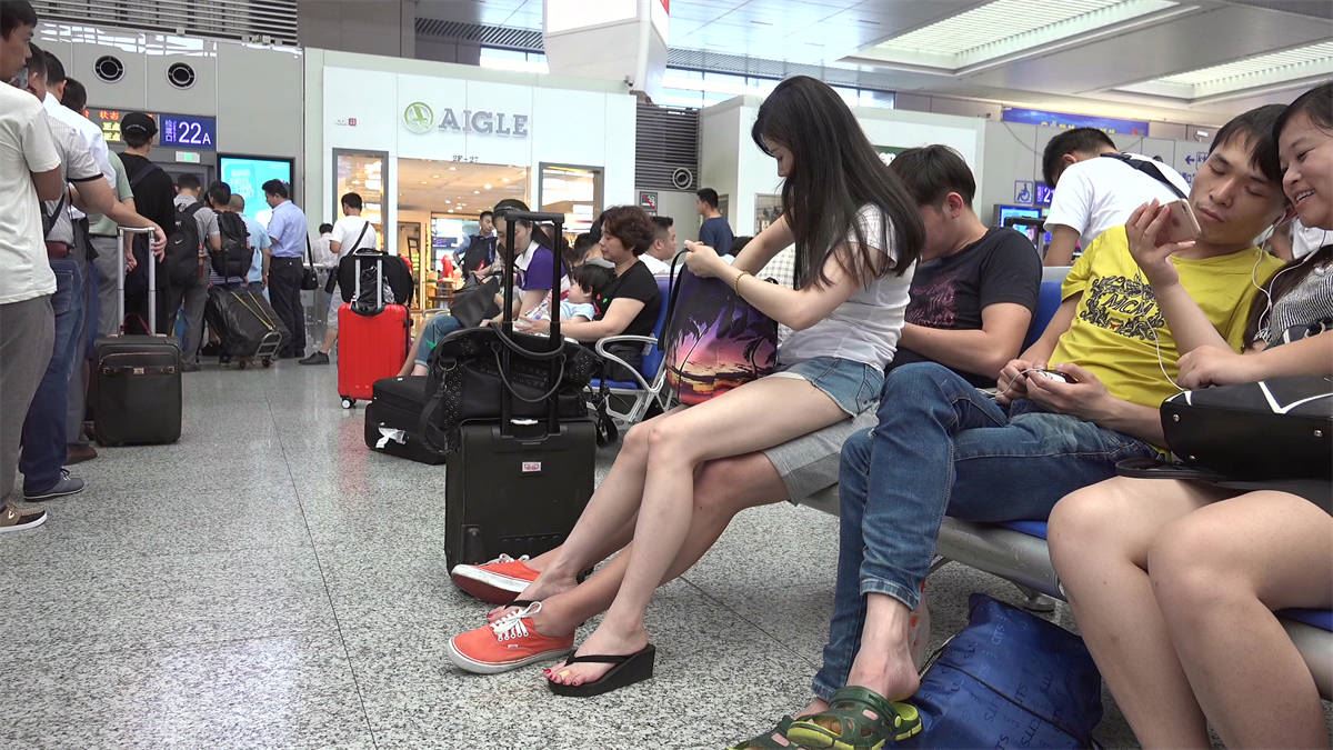 长腿妹子娇坐男友腿上，艳趾玉足挡不住的风情