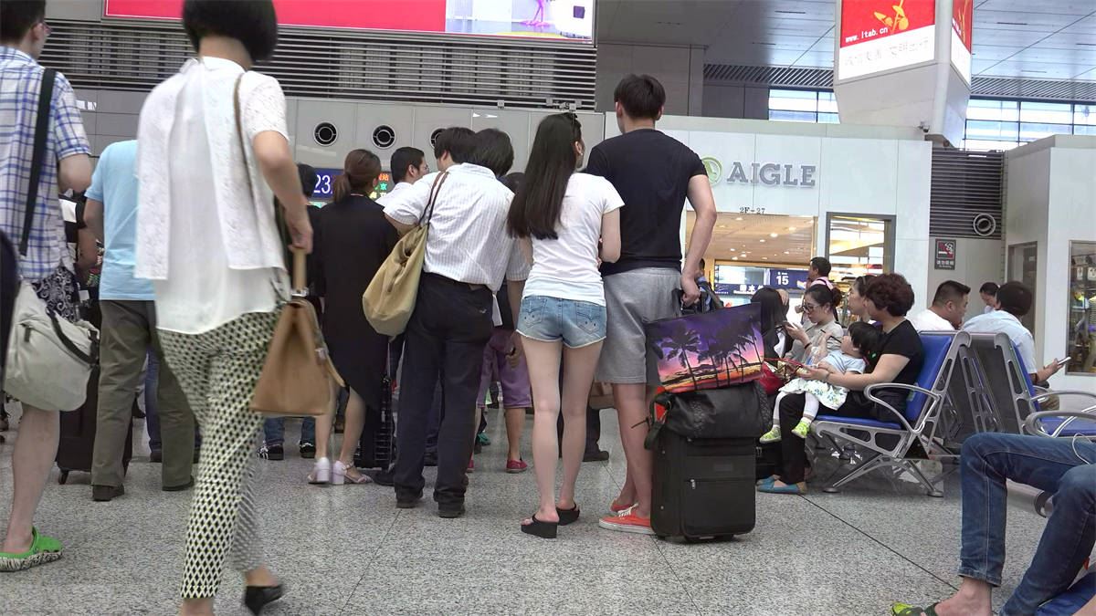 长腿妹子娇坐男友腿上，艳趾玉足挡不住的风情