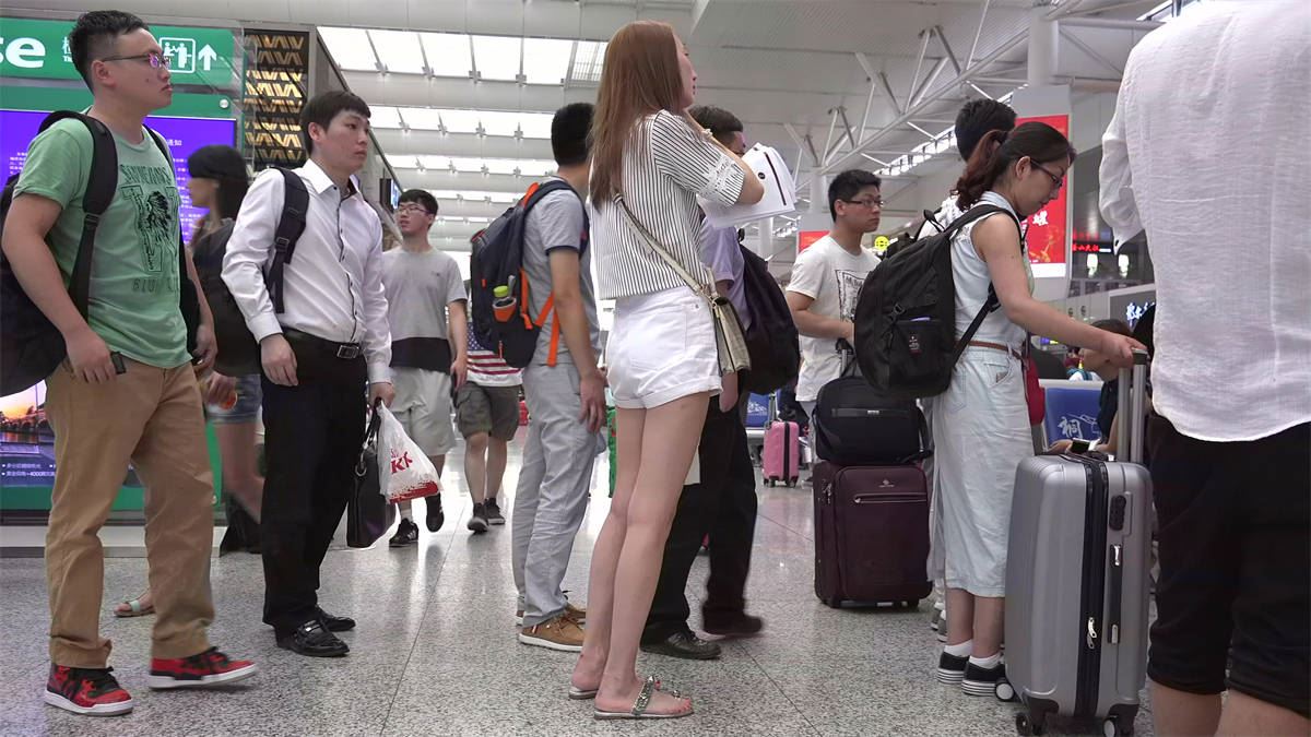 气质的长发靓女候车室等待启程的火车