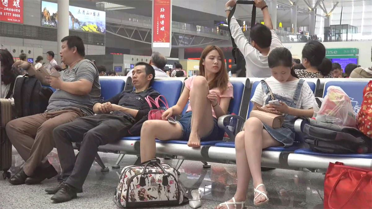 能碰上如此颜值的美女光脚叉腿而坐的概率太低了