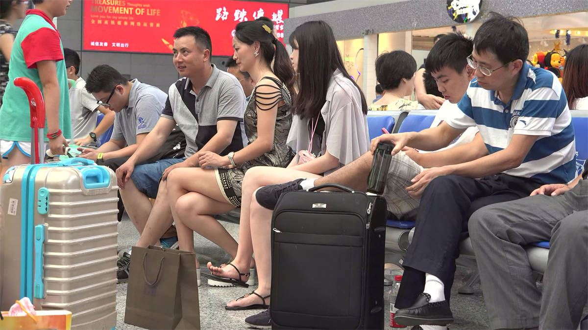 清秀淡雅的安静女生，一双纯净素足代表了少女玉足的精致
