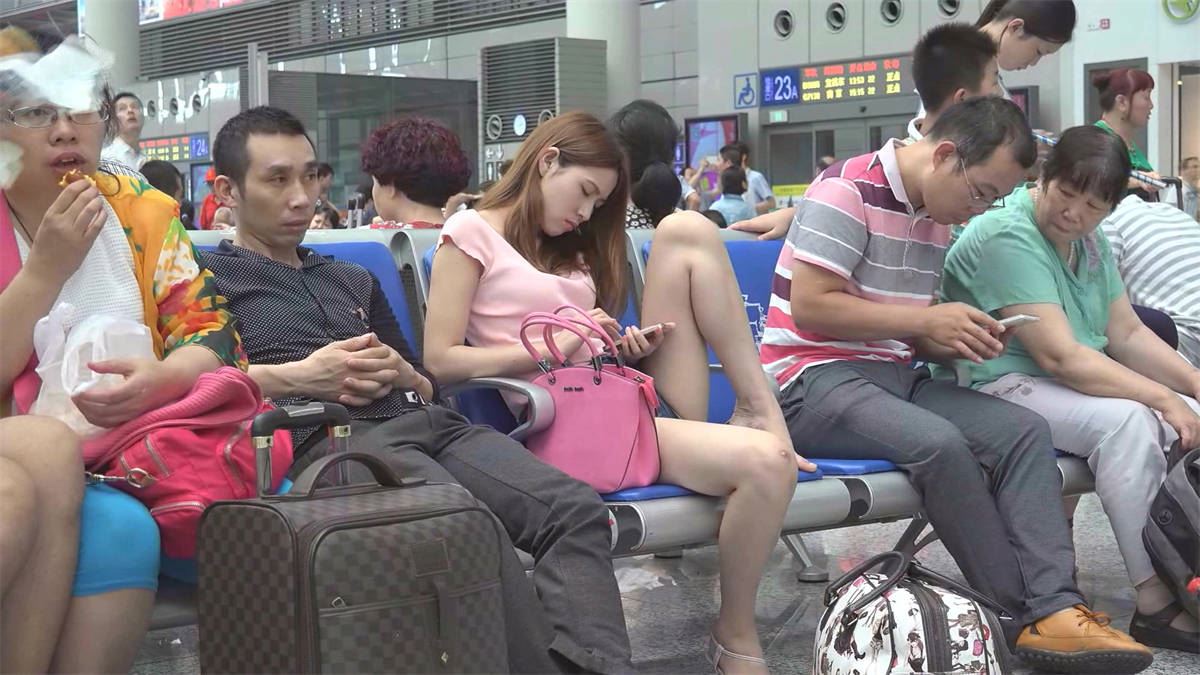 能碰上如此颜值的美女光脚叉腿而坐的概率太低了