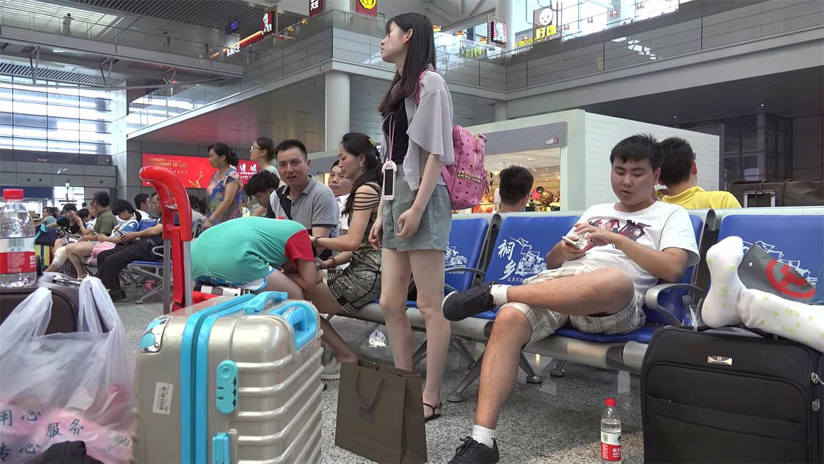 清秀淡雅的安静女生，一双纯净素足代表了少女玉足的精致
