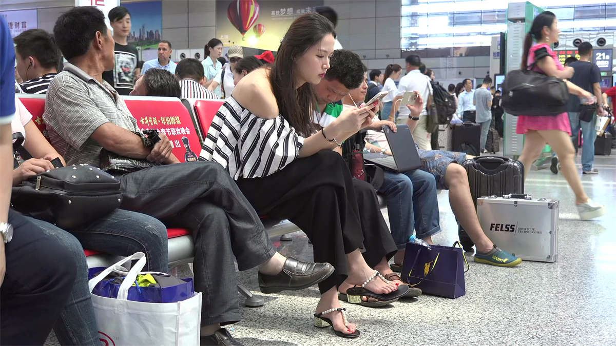 清纯玉女的一双红趾艳足又来挑动你的神经了