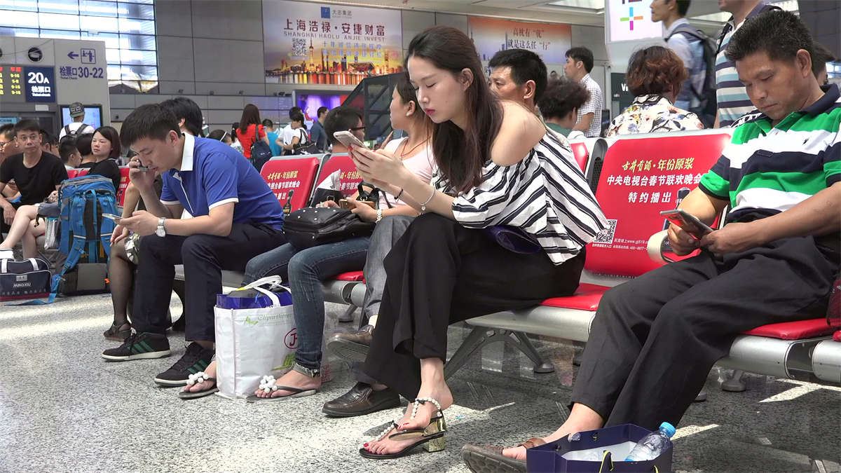 清纯玉女的一双红趾艳足又来挑动你的神经了