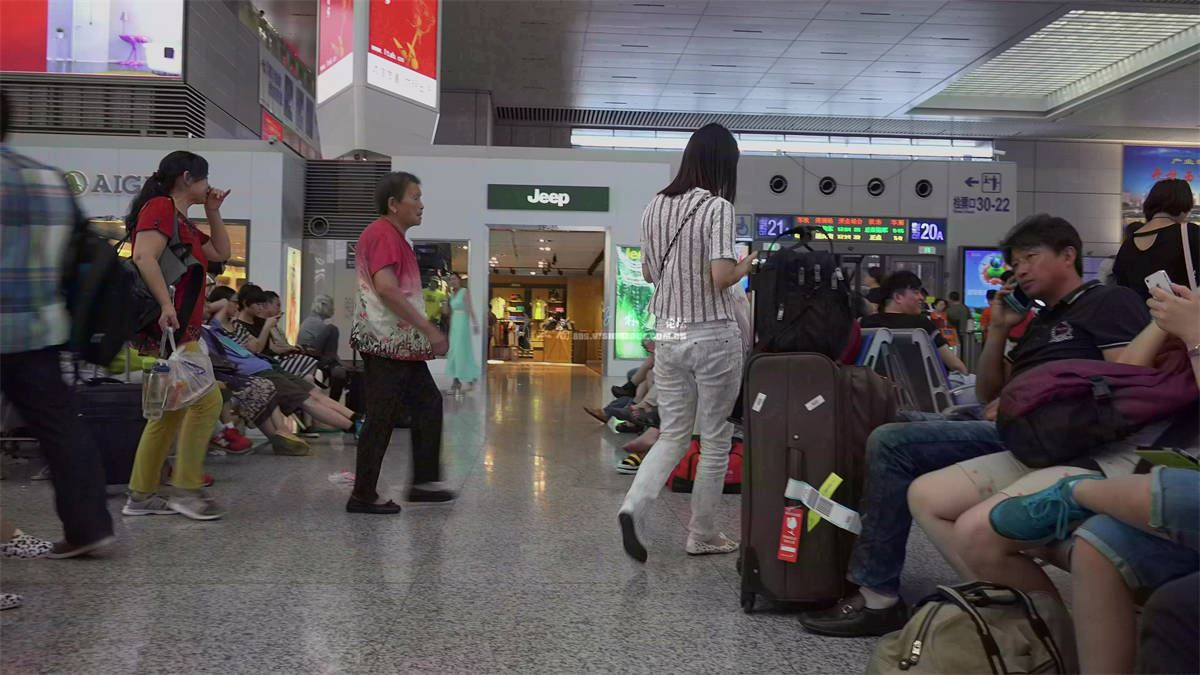 丝足韵妇霸气侧露的单脚上椅