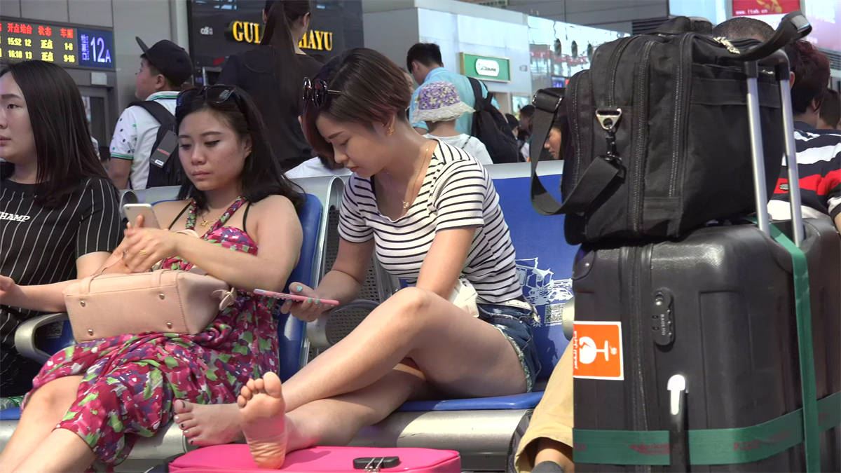 等一趟列车，却没料到当了一回完美的足模
