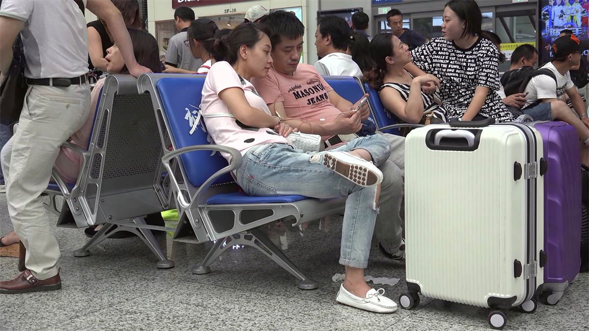 眼前出现这么一双大白脚，你会盯着看吗？