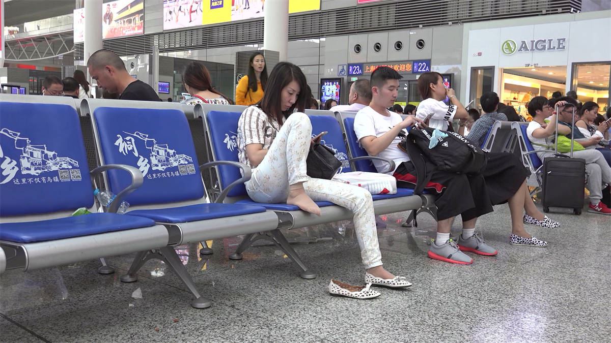 丝足韵妇霸气侧露的单脚上椅