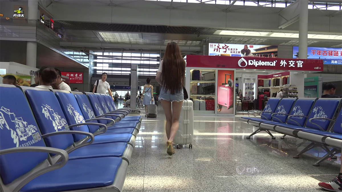 最撩拨人心的场景：长腿妹子美足抖脚单挑高跟