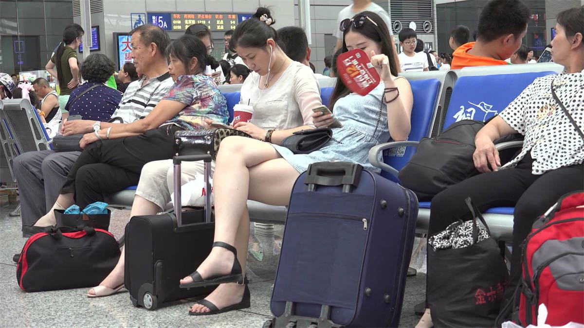 白晰如同冰雪美人，标致的细趾瘦足绝对属于脚模级