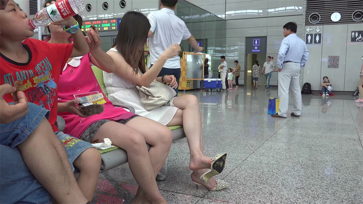 女人穿上这样的高跟凉拖，我就不信她会不玩鞋