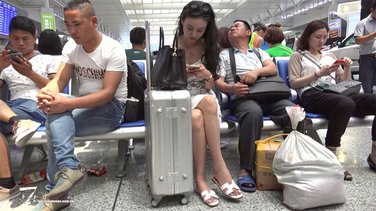 女神降临车站，尔等还不起身让座？