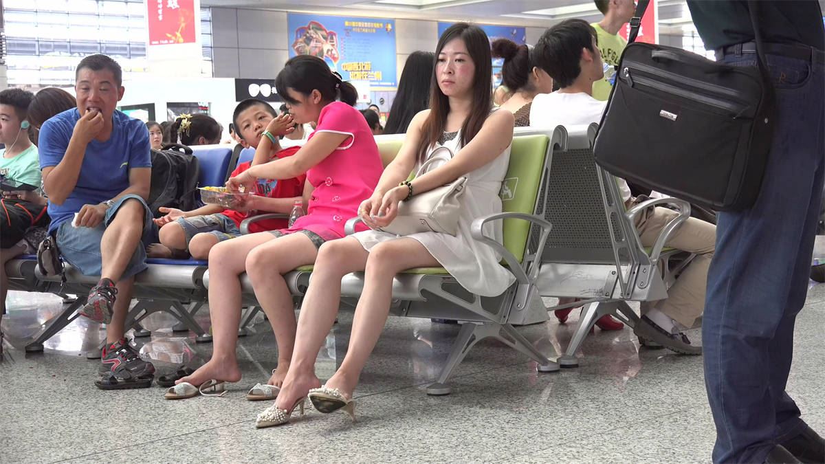 女人穿上这样的高跟凉拖，我就不信她会不玩鞋