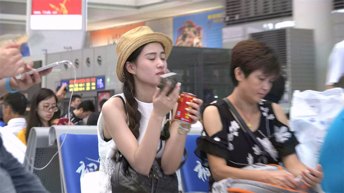 精致的高冷型美女，玉足露出的部分让你看个真切