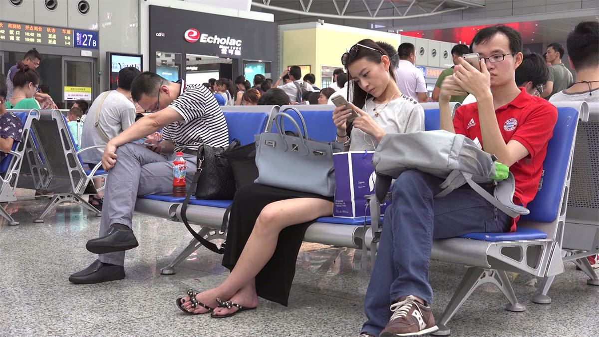 这颜值身材和脚型，不惧任何挑剔的评头论足