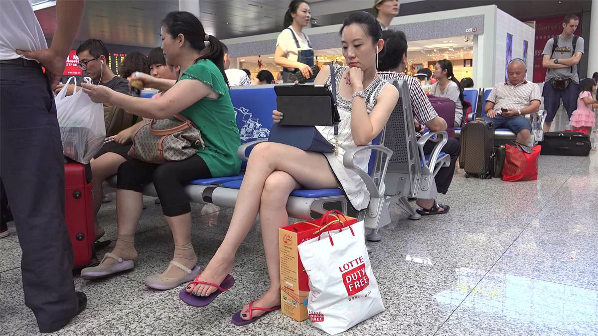 精致女人长腿细足，绿趾艳足近看竟是三色