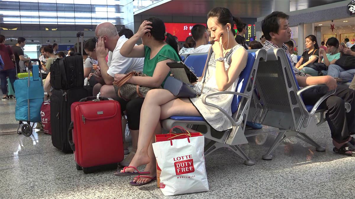 精致女人长腿细足，绿趾艳足近看竟是三色