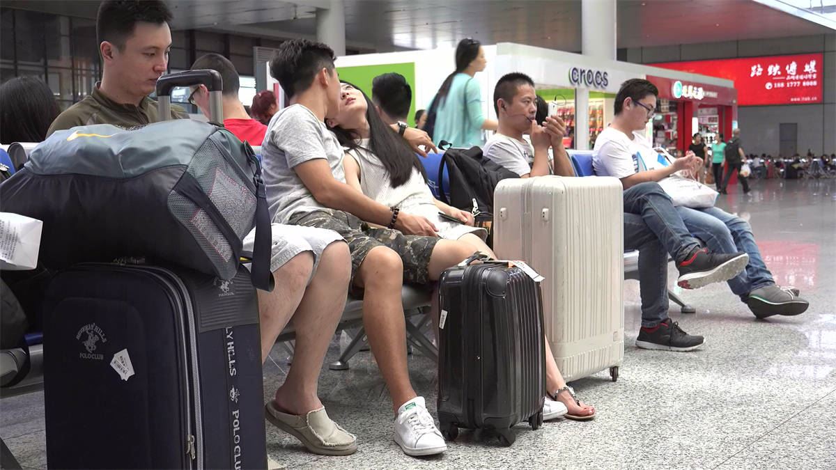 我承认，靓妹这两只挑染一趾的勾魂艳足把我深深吸引了