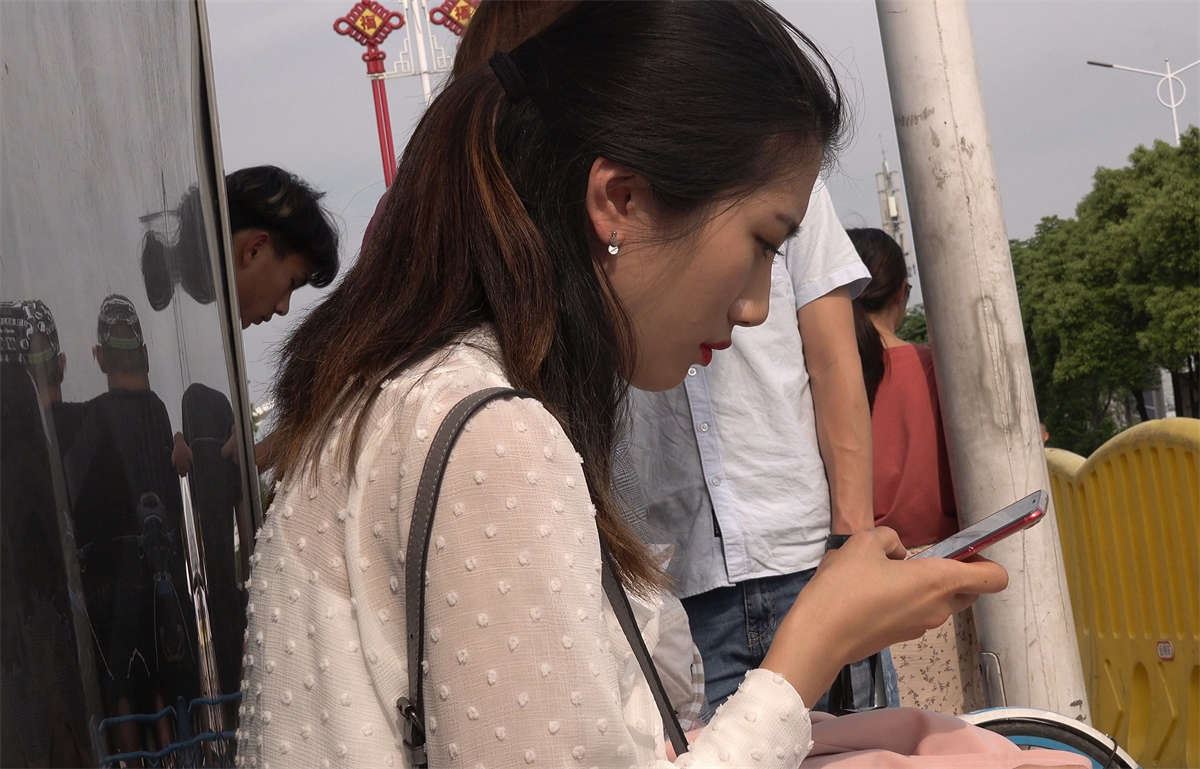 公交站台等车的美足靓妹