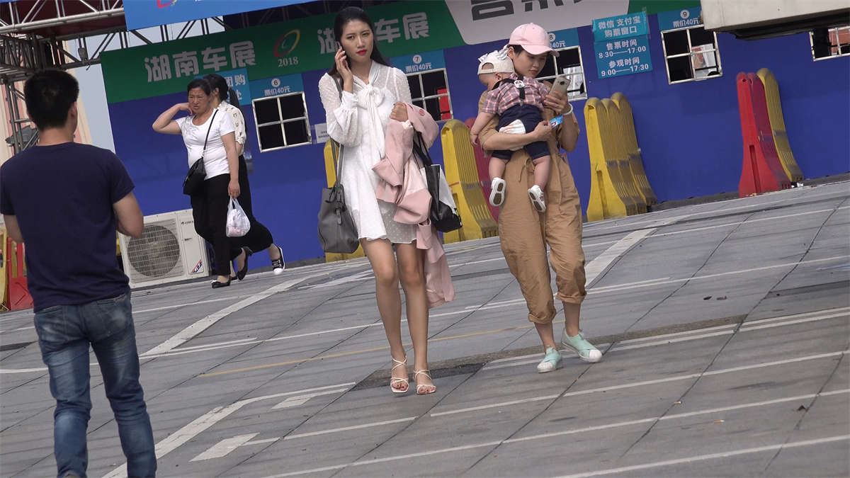 公交站台等车的美足靓妹