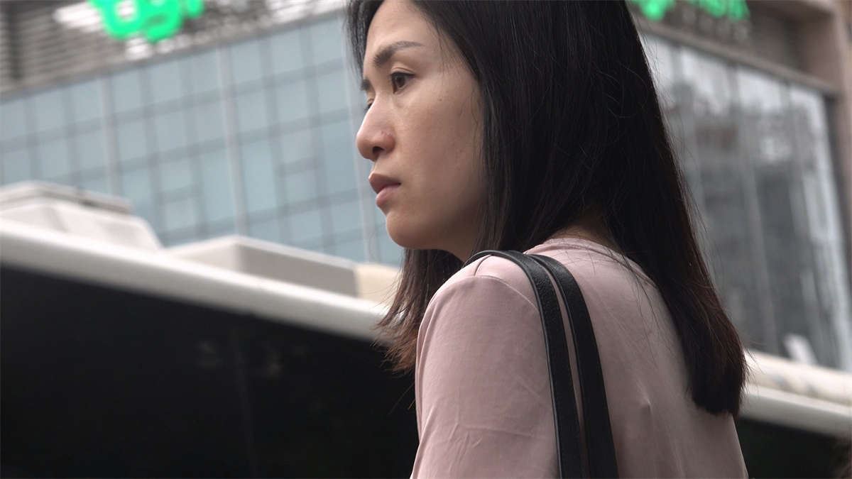 在等车的漂亮美女