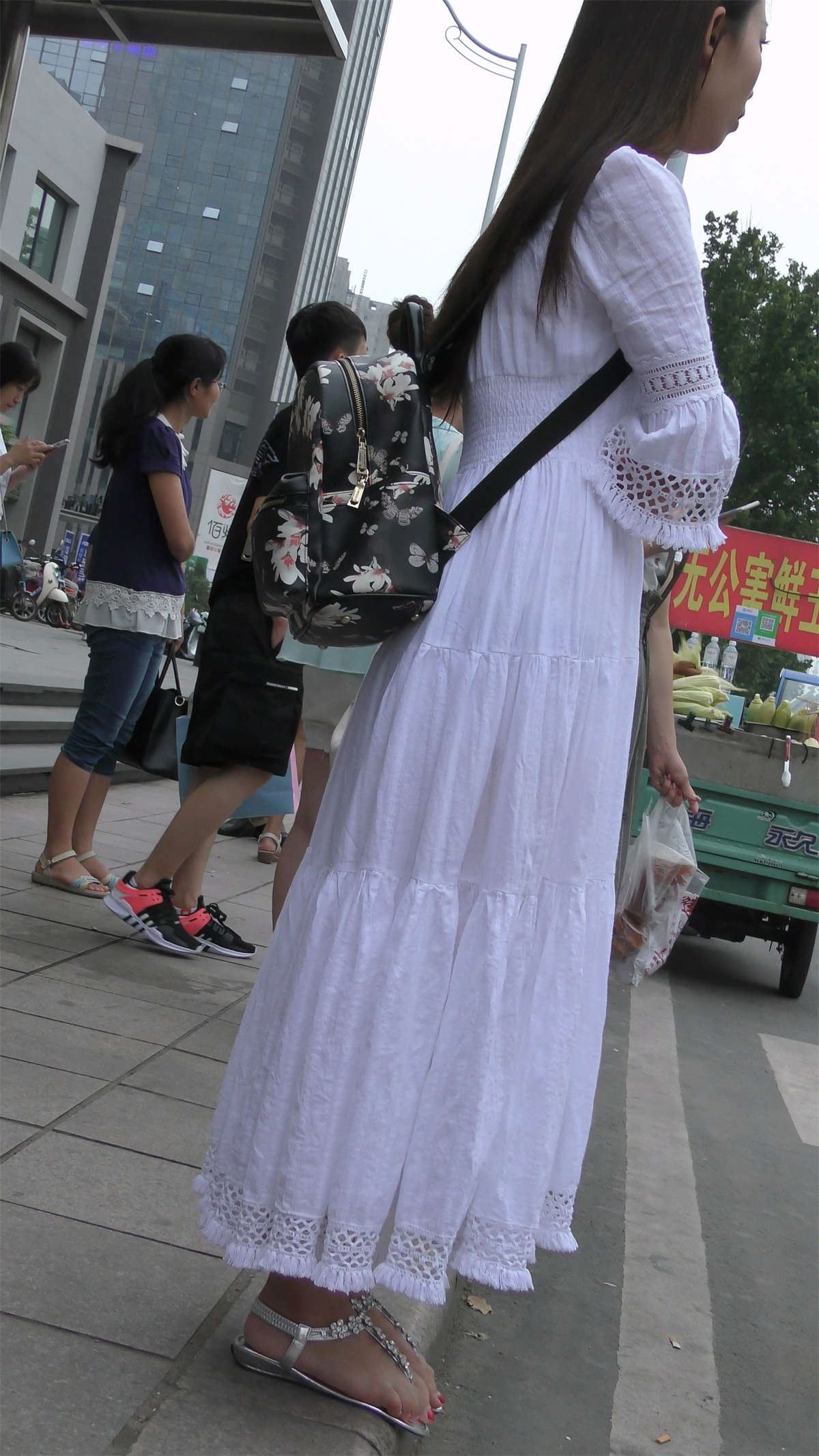 公交站等车的凉鞋美女