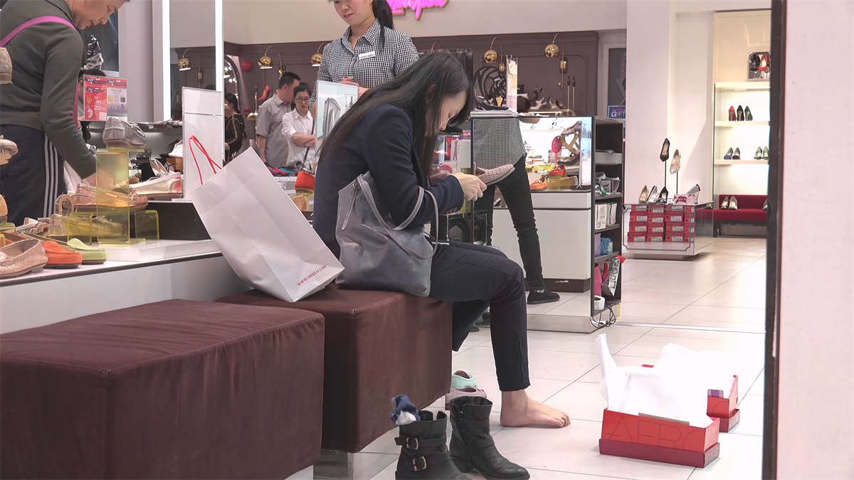 贴心妹子一双嫩足，把试鞋的基本动作都表演到位了