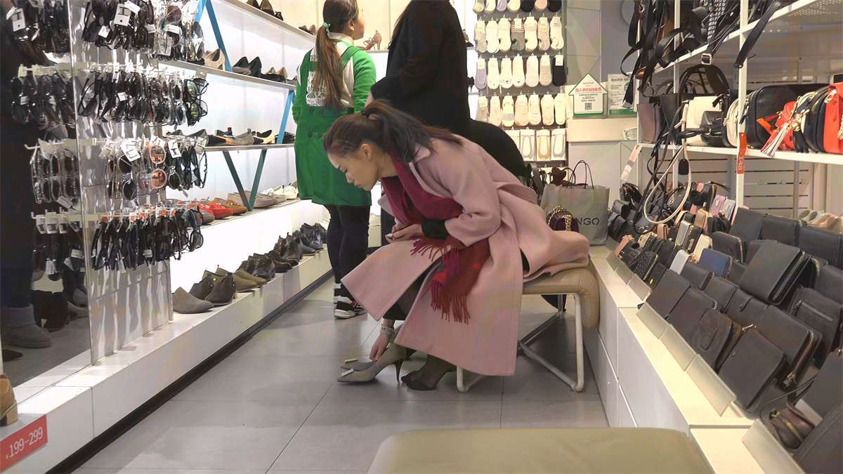 美女黑丝试鞋已是很久未见，竟在热风鞋店活捉一个