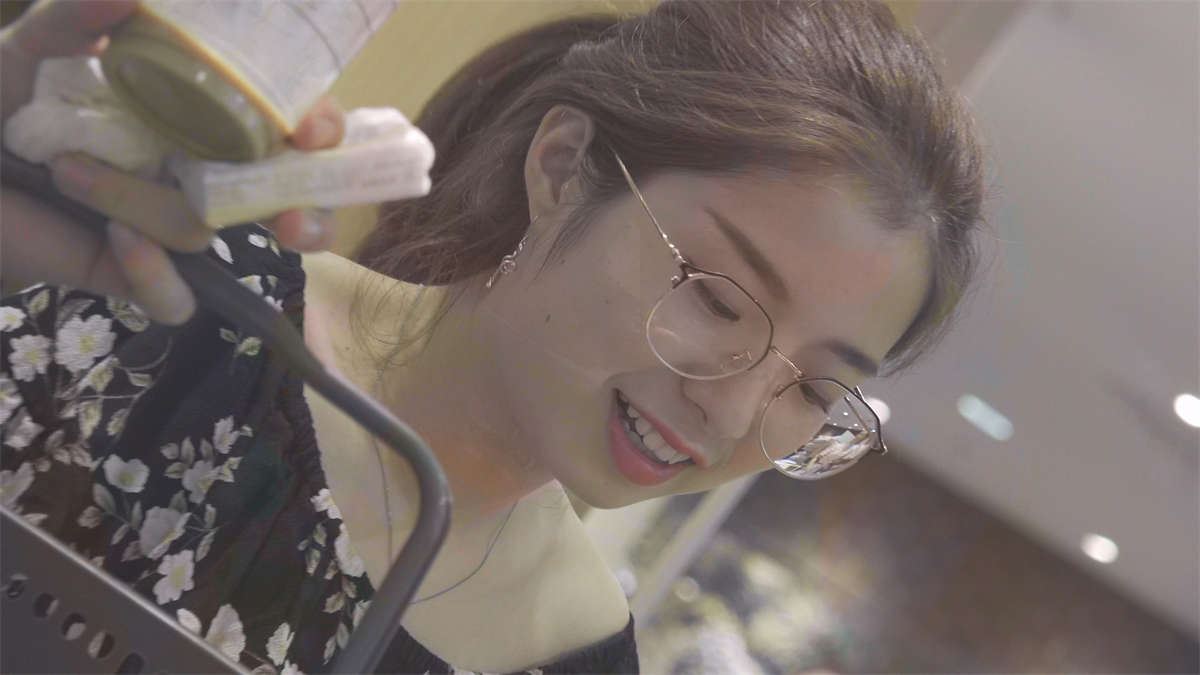 气质极佳的带眼镜的女神小姐姐