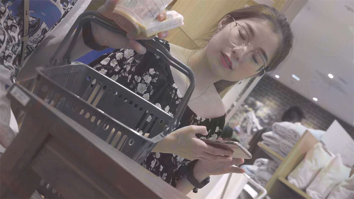 气质极佳的带眼镜的女神小姐姐