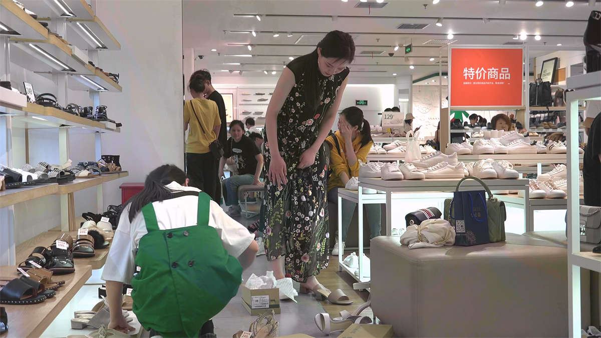 美脚女孩在鞋店试鞋子的场景