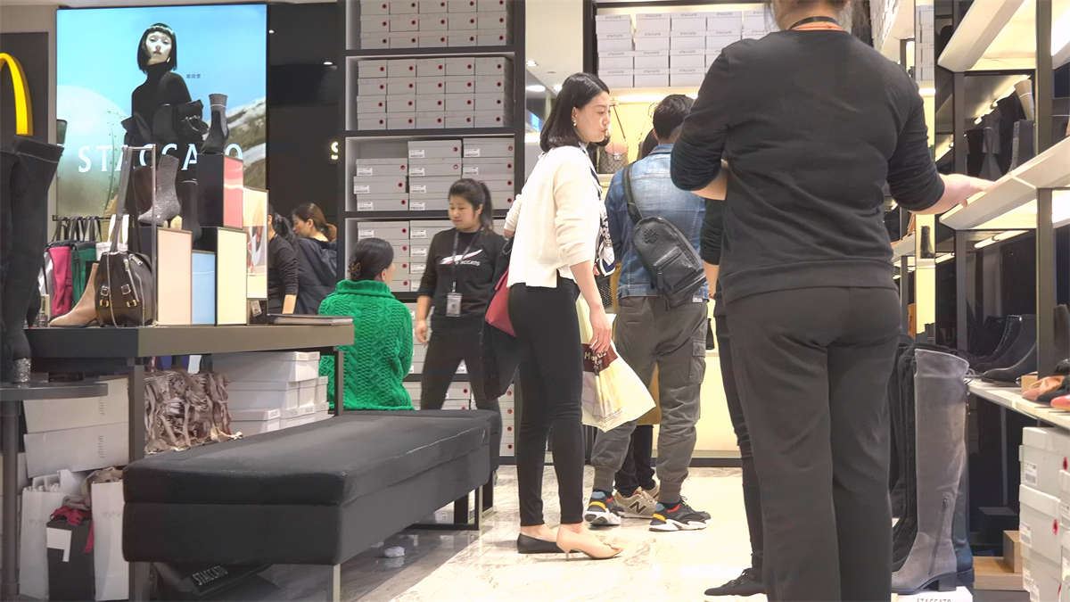 鞋店试鞋子的黑色装扮的气质女神