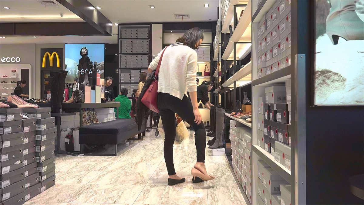 鞋店试鞋子的黑色装扮的气质女神