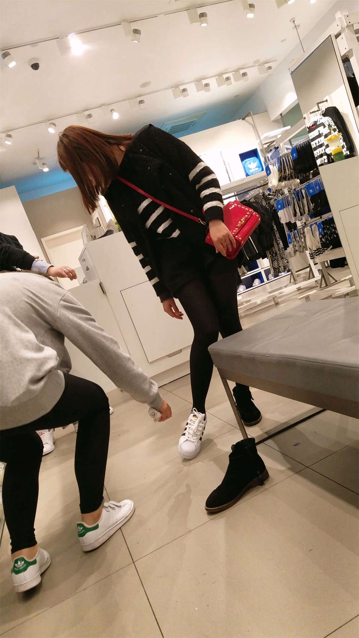 试鞋的黑色丝袜美腿妹子