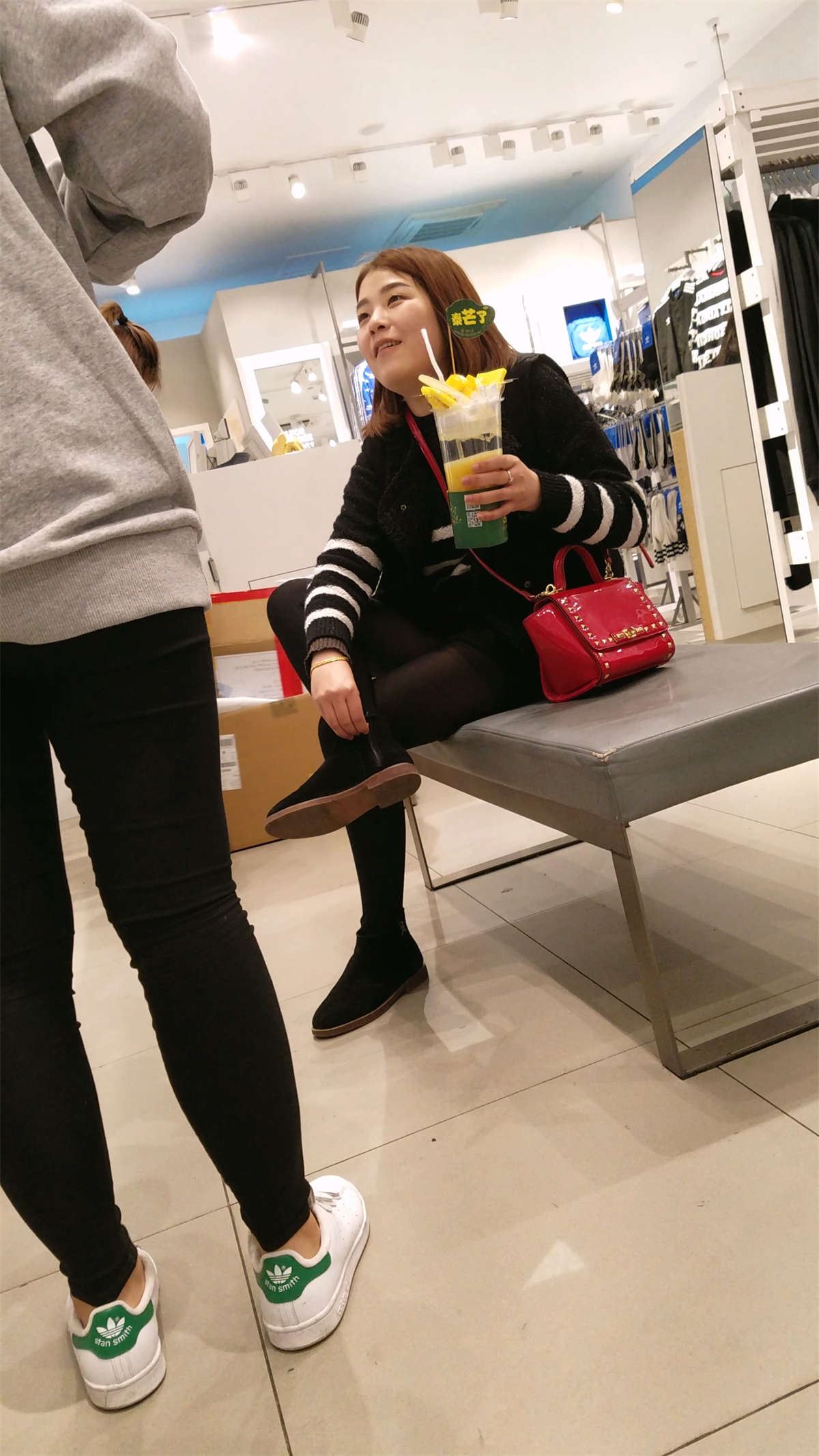 试鞋的黑色丝袜美腿妹子