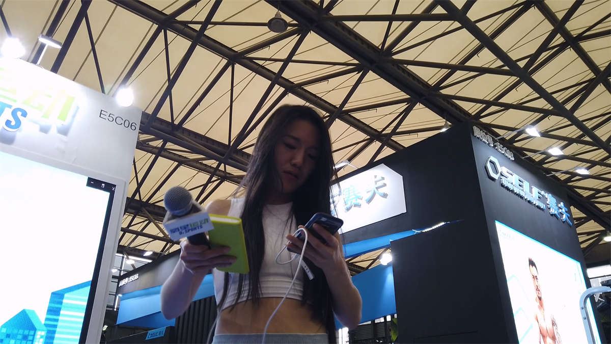 劲爆身材前凸后翘的紧身裤美女主持人
